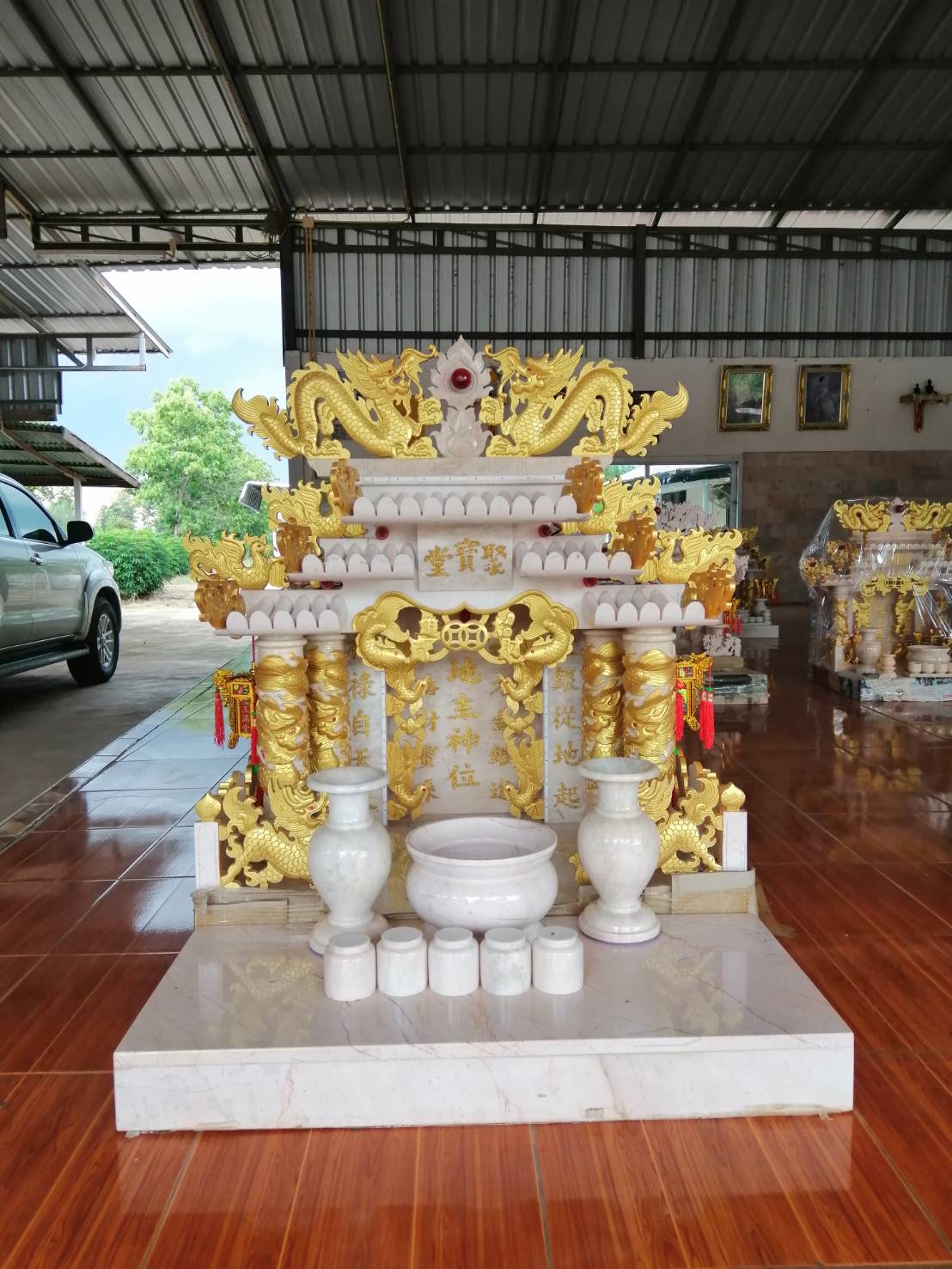 ตี่จู้หินอ่อน ตี่จู้เอี๊ยะ ขนาด 35 นิ้ว 4 เสา 5 หลังคา 8ปลา 8หงส์ 8มังกร หินสีขาวพ่นทอง