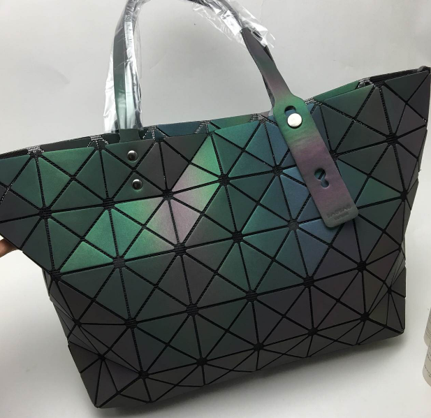 กระเป๋า issey 8x5 เจอแสงแฟลชเปลี่ยนสีได้ ไปเที่ยวกลางคืนเก๋ๆ