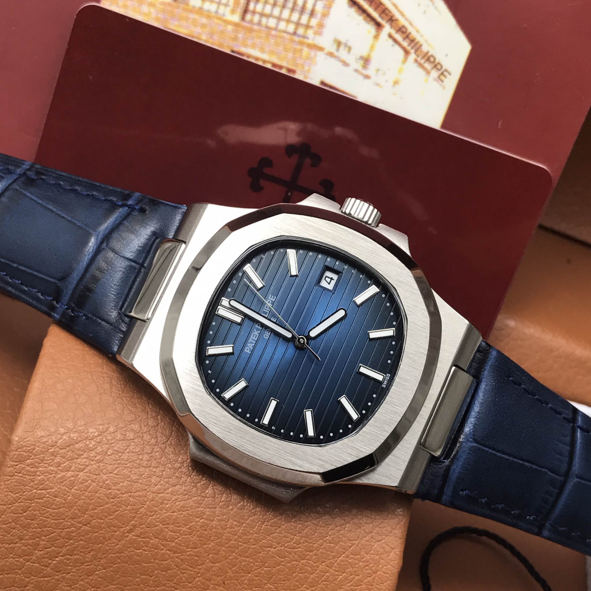 นาฬิกา Patek Philippe รุ่น Nautilus สายหนังสีนํ้าเงิน