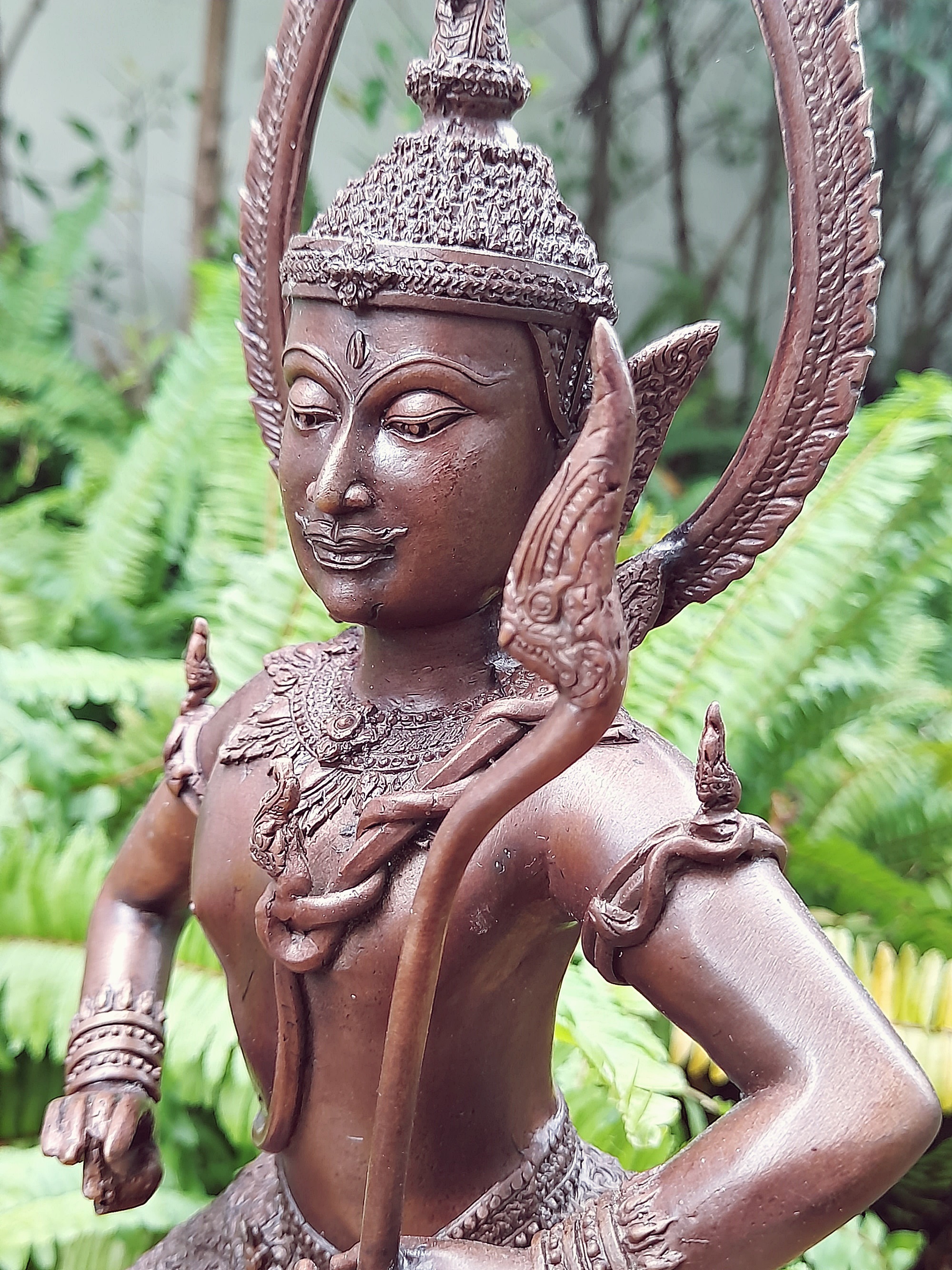 รูปหล่อ ท้าววิรูปักษ์ (อาวุธประจำกาย คันศรพญานาค+สังวารพญานาค ) ยืนประทับพญานาค (ผู้ปกครองและเป็นใหญ่ในเหล่าพญานาค มีบริวารเป็นเหล่าพญานาค) - (เทวดาระดับสูงชั้นจาตุมหาราชิกา มีตำแหน่งเป็น1ใน4 ของท้าวมหาราช) เนื้อทองเหลือง ผิวน้ำตาลเข้ม (ขนาดใหญ่ตั้งบูชา ส