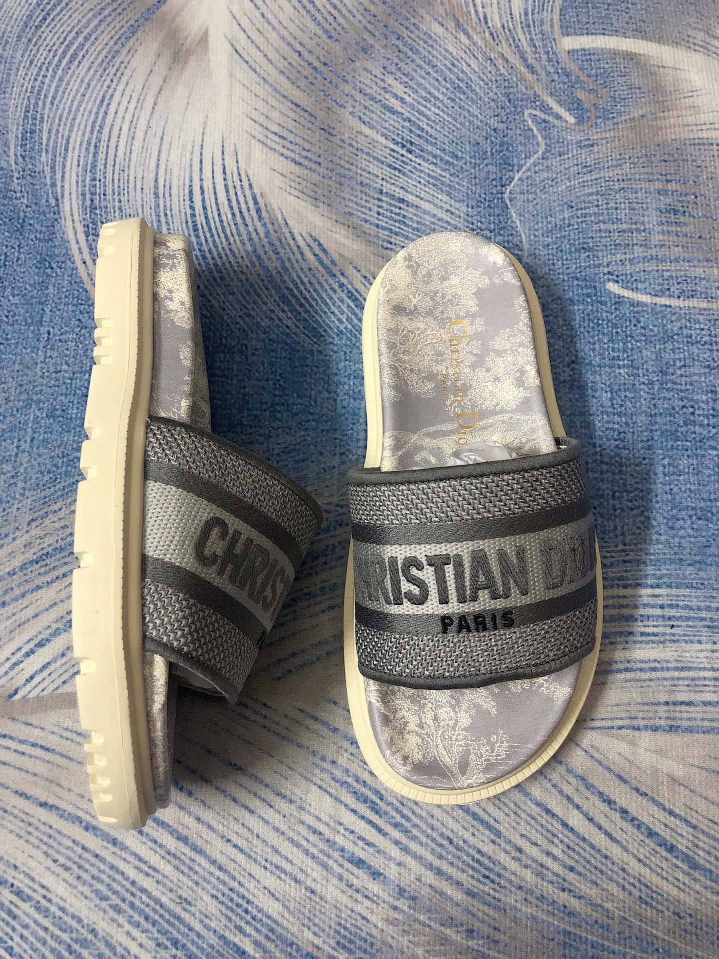 รองเท้า dio sandal มีหลายสี สอบถามไซส์ได้ค่ะสต็อคของเปลี่ยนตลอด