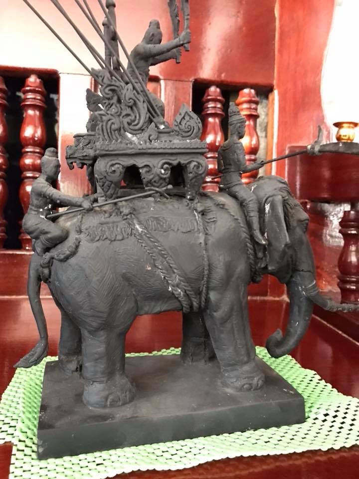 รูปหล่อ พระเจ้าพรหมมหาราช ทรงประทับขี่ช้างศึก ช้างพลายประกายแก้ว ออกศึก เนื้อโลหะรมดำ ปี2555 #รับประกันแท้ (องค์ใหญ่ ขนาด สูง14นิ้ว ฐาน7นิ้ว)