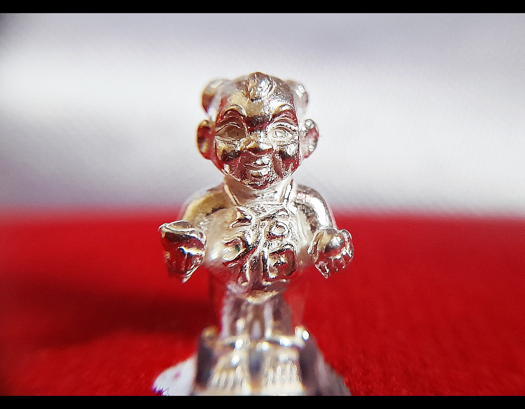 กุมารแห่งความสำเร็จ - กุมารจีน (ใส่ชุดเอี๊ยมจีน ซ้ายถือทอง ขวาถือลูกท้อ ใส่กำไล) เนื้อเงินชนวน(ขนาดจิ๋ว) ฐานบรรจุมวลสาร ปี2564 #รับประกันแท้