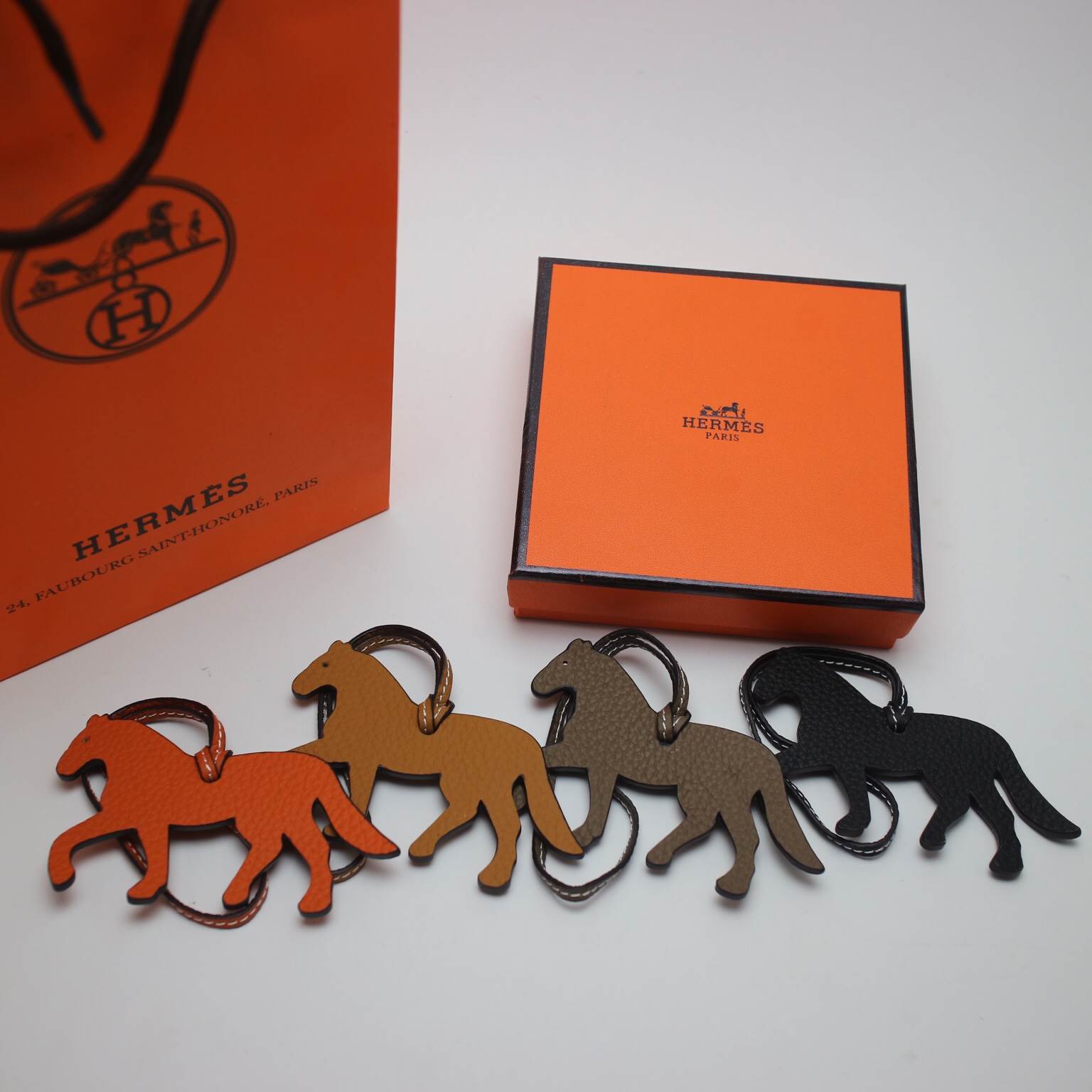 ที่คล้อง ที่ห้อย กระเป๋า hm togo leather รูปม้า มีหลายสี สต๊อกเปลี่ยนตลอดสอบถามได้ค่ะ