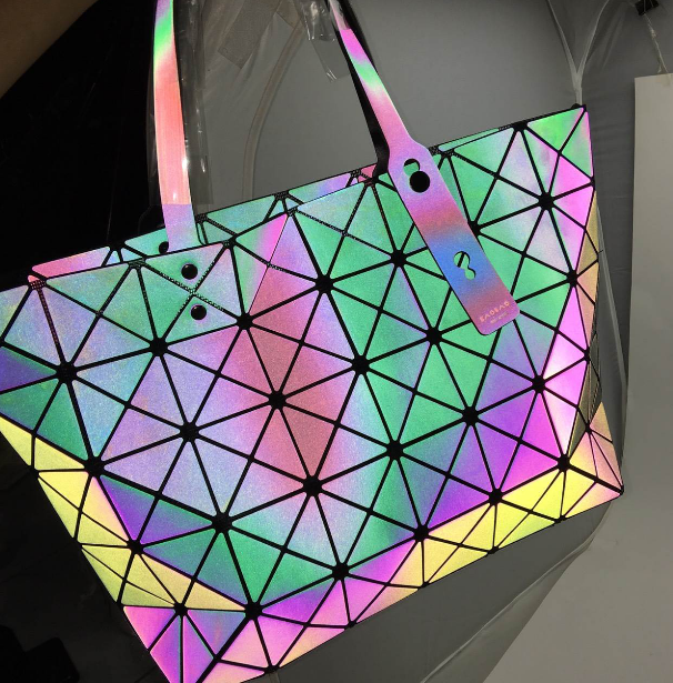 กระเป๋า issey 8x5 เจอแสงแฟลชเปลี่ยนสีได้ ไปเที่ยวกลางคืนเก๋ๆ