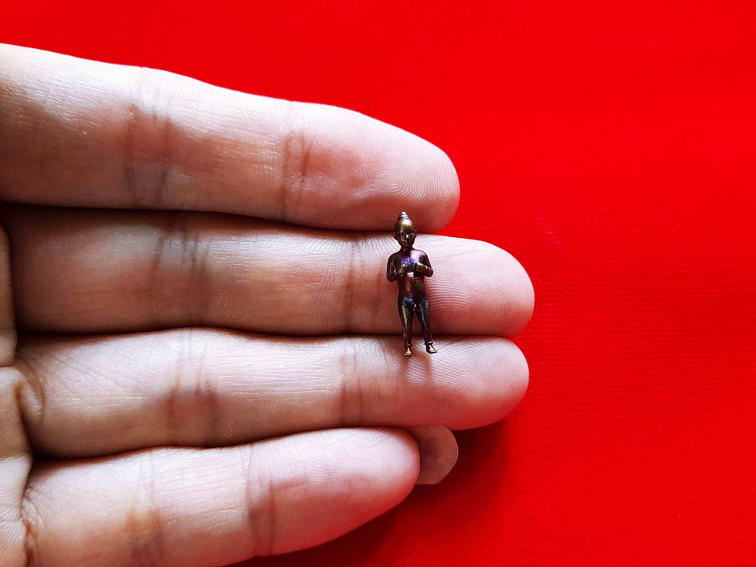 กุมาร หนูนุ้ย (ขนาดพกพา มีกำไลที่ข้อมือ) พิธีใหญ่ รุ่นแรก วัดโมคลาน จ.นครศรีธรรมราช ปี2565 เนื้อโลหะบรอนซ์ สีไทเทเนียม รุ้ง งานระดับจิ้วเวอร์รี่ #รับประกันแท้ - (แถมของพิเศษเสกในพิธี ลูกปัดมหาเสน่ห์+ดอกบานไม่รู้โรย)