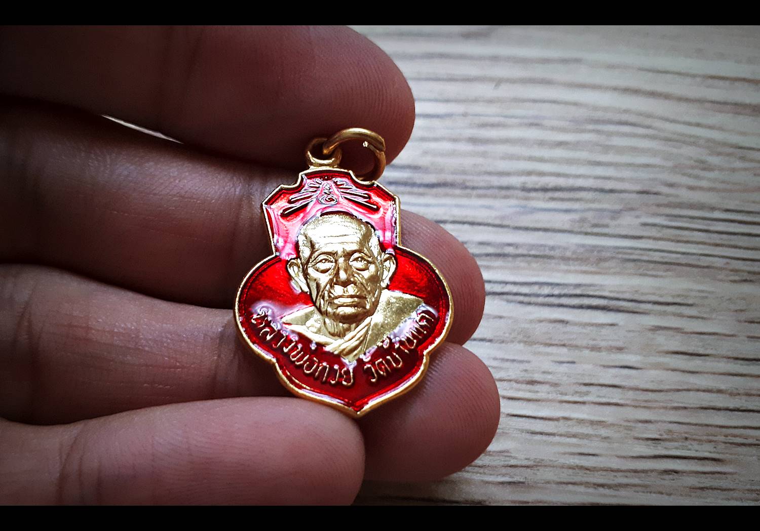 เหรียญหลวงพ่อกวย วัดโฆสิตาราม(วัดบ้านแค) เนื้อกระไหล่ทองคำ ลงยาแดง ปี2562 (แยกจากชุดกรรมการ) #รับประกันแท้ รูปภาพ สี หลวงพ่อกวย วัดโฆสิตาราม(วัดบ้านแค) (ขนาดตั้งบูชา 11x15นิ้ว) ปี2562 #รับประกันแท้ -- #พิธีดีมากดวงจิตหลวงพ่อกวยมาเสกให้เอง