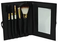 Bisous Bisous Makeup Brush Set 5 Items เซ็ตแปรงแต่งหน้า 5 ชิ้น ชุดพิเศษจาก Bisous Bisous พร้อมกระเป๋าหนังสำหรับเก็บรักษาแปรงโดยเฉพาะ ให้คุณสะดวกสบายในการพกพาและใช้งานยิ่งขึ้น