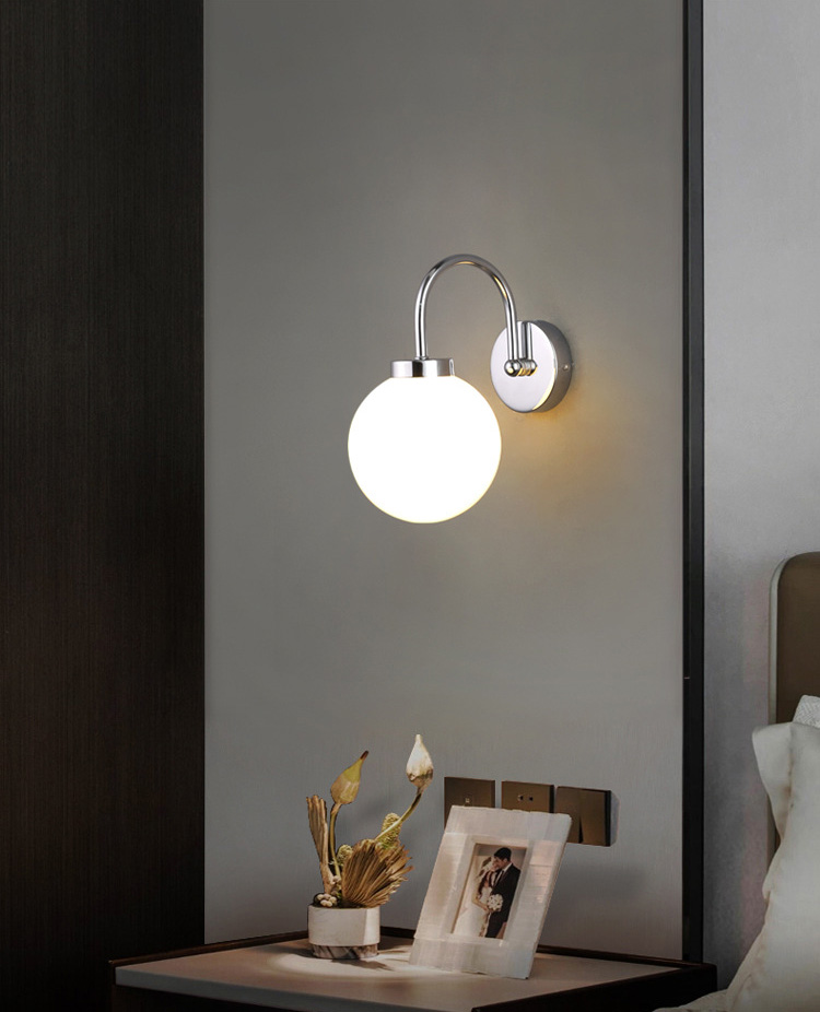 โคมไฟติดผนังก้านทรงโค้ง French Glass โป๊ะโคมแก้วทรงกลม15cm สีขาวนม [YLTH-640]