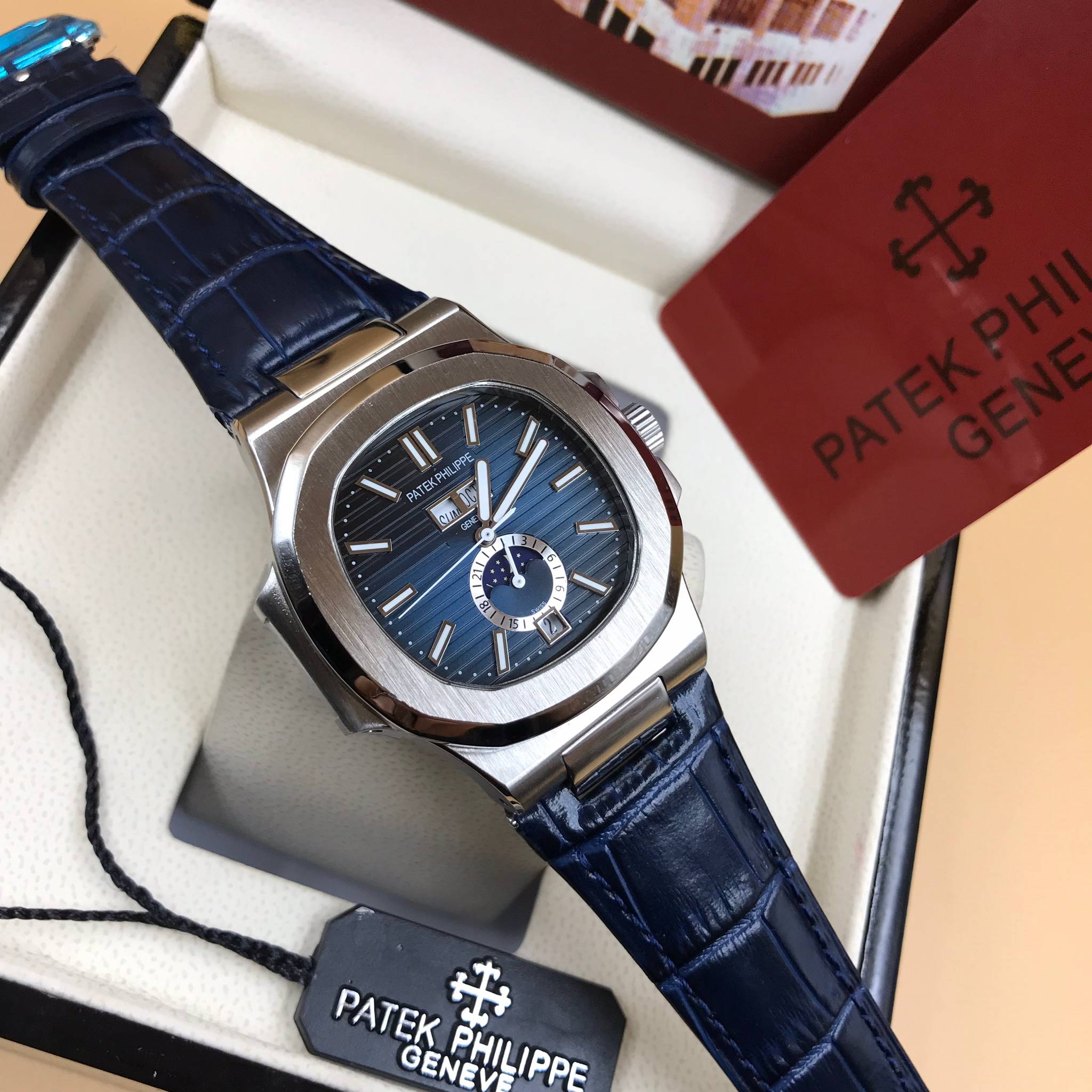 นาฬิกา Patek Philippe รุ่น Men"s Nautilus Annual Calendar งาน Mirror Swiss หน้าน้ำเงิน