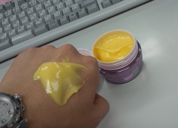 (กระปุกใหญ่ 100g ใหม่ล่าสุด Q10 เข้มข้น) DHC Medicated Quick Gel Moist & Whitening Q 0.3% เจลสูตรใหม่นี้เพิ่มความเนียนใสขาว ครบๆ ไม่เหนอะ ไม่มัน ให้ผลแบบทันใจ วี่ใช้เองแล้วชอบมาก ๆ ค่ะ