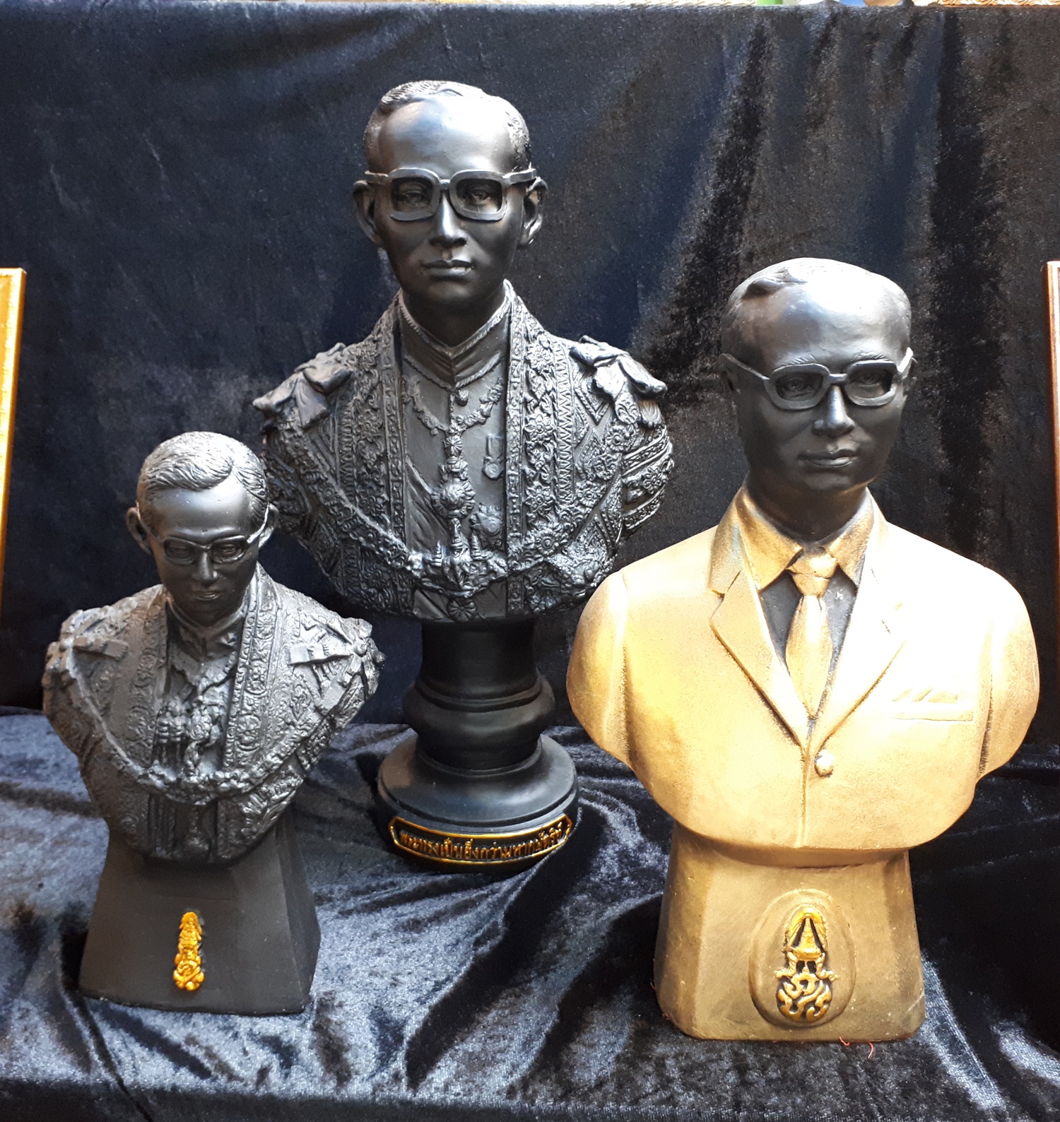 รูปหล่อใน หลวง ร.9 ครึ่งองค์ เนื้อศิลา