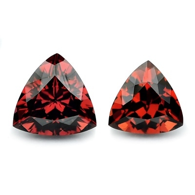 Malaya Garnet พลอยมาลายาการ์เน็ต รูปสามเหลี่ยม จำนวน 2 เม็ด น้ำหนักรวม 2.30 กะรัต สีส้มเข้ม ไฟเต็มเม็ด เนื้อสะอาด