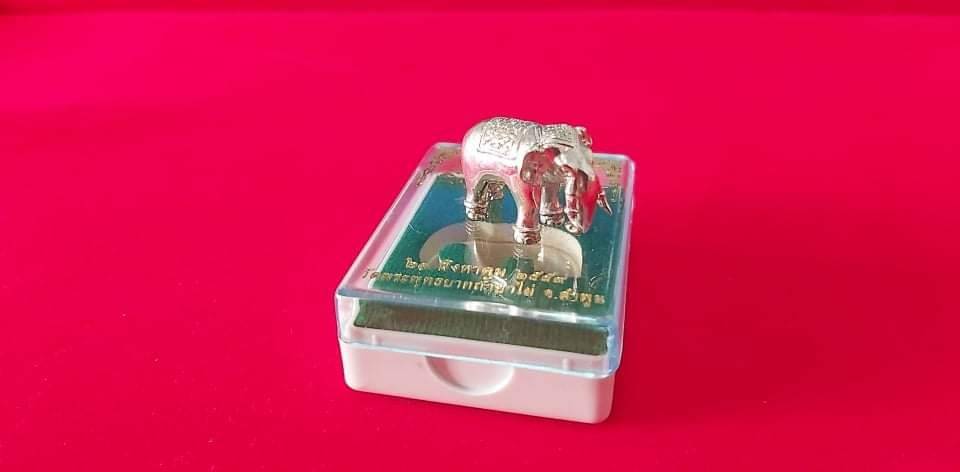 รูปหล่อ (ขนาดเล็กพกพา) ช้างพญางาเขียวศัตรูพินาศ(พญาช้างปู้ก่ำงาเขียว) #เนื้อเงินแท้ ปี2559 ช้างเผือกคู่บารมีพระนางเจ้าจามเทวี - หลวงพ่อเล็ก วัดท่าขนุน ร่วมปลุกเสก