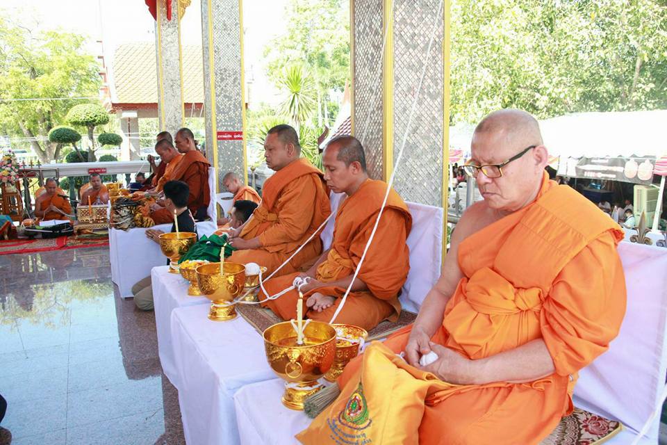 พระสมเด็จปรกโพธิ์ 9ใบ พิมพ์ใหญ่ หลังพระแม่ธรณี เนื้อผงอิธิเจแก่น้ำมัน (ชุดพิเศษ ชุดกรรมการ ปิดทองนำฤกษ์) หลวงพ่อกวย วัดโฆสิตาราม รุ่นแรงครู 2560 (พร้อมเลี่ยมกันน้ำ ใส่กรอบเงินแท้ ลาย หัวสิงห์ ลงยา ลายสุโขทัย ชุบทอง) #รับประกันแท้