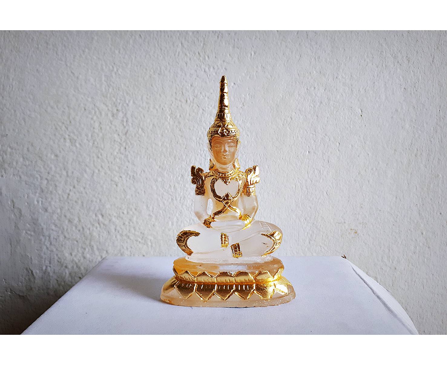 พระแก้วใส ทรงเครื่องพระจักรพรรดิ์ แกะสลักจากแก้วโป่งข่ามแท้ ปิดทอง (Pre-Order งานแกะสลักและปิดทอง งานฝีมือ) (ขายปลีก ขายส่ง) (สูง​4.5นิ้ว​ หน้าตัก​2​นิ้ว​)