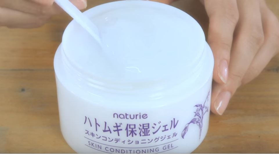(อันดับ 1 รางวัล @Cosme) Naturie Skin Conditioning Gel 180g เจลอุดมไปด้วยด้วยสารสกัดจากธรรมชาติจากลูกเดือย และสารอันทรงคุณค่า ปราศจากน้ำมันที่ก่อให้เกิดความอุดตัน ครีม ญี่ปุ่น กระปุกนี้จึงให้สัมผัสเจลชุ่มชื้น ไม่เหนียวเหนอะหนะ ให้ความชุ่มชื้นสู่ผิว ให้สวย