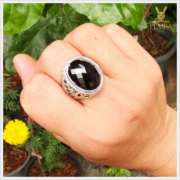 แหวนนิล เสริมอำนาจบารมี ลูกน้องรักใคร่ ใส่ติดนิ้วทำงานได้ทุกๆ วัน