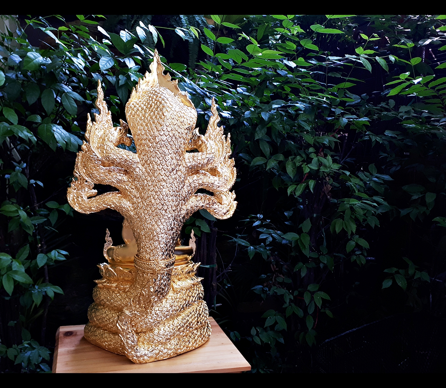 รูปหล่อ สมเด็จองค์ปฐม ทรงเครื่องจักพรรดิ์ ปางพระนาคปรก เนื้อทองเหลือง ปิดทองคำแท้ (หน้าตัก5นิ้ว ฐาน8นิ้ว สูง15นิ้ว) ปี2560 #รับประกันแท้