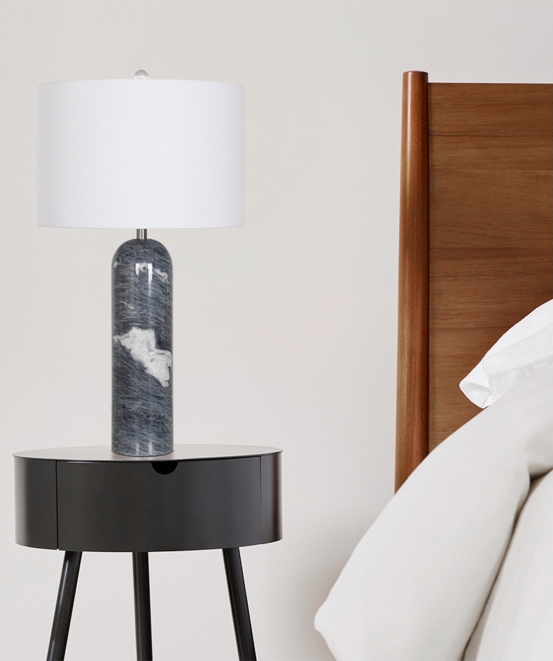 โคมไฟตั้งโต๊ะฐานหินอ่อนทรงกระบอกแนวตั้งปลายมน โป๊ะผ้าสีขาว สไตล์ Modern Luxury [RX073]