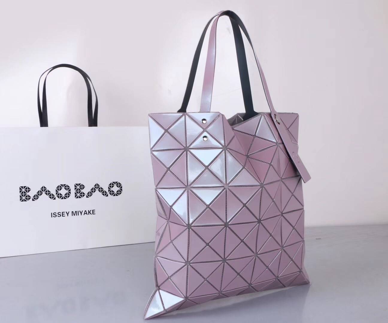 พร้อมส่ง กระเป๋า issey 6x6 สีชมพูอ่อน