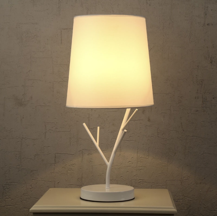 โคมไฟตั้งโต๊ะโมเดิร์นลายกิ่งไม้ สีดำ,สีขาว [T002]