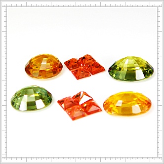 พลอยต่างหูจัดเซท น้ำหนักรวม 7.60 กะรัต รูปไข่ 4 เม็ด และสี่เหลี่ยมเพชร 8 เม็ด สีส้มแดง รูปไข่สีเขียวและสีเหลือง เนื้อสะอาดทั้งเซทมองตาเปล่าไม่มีตำหนิ