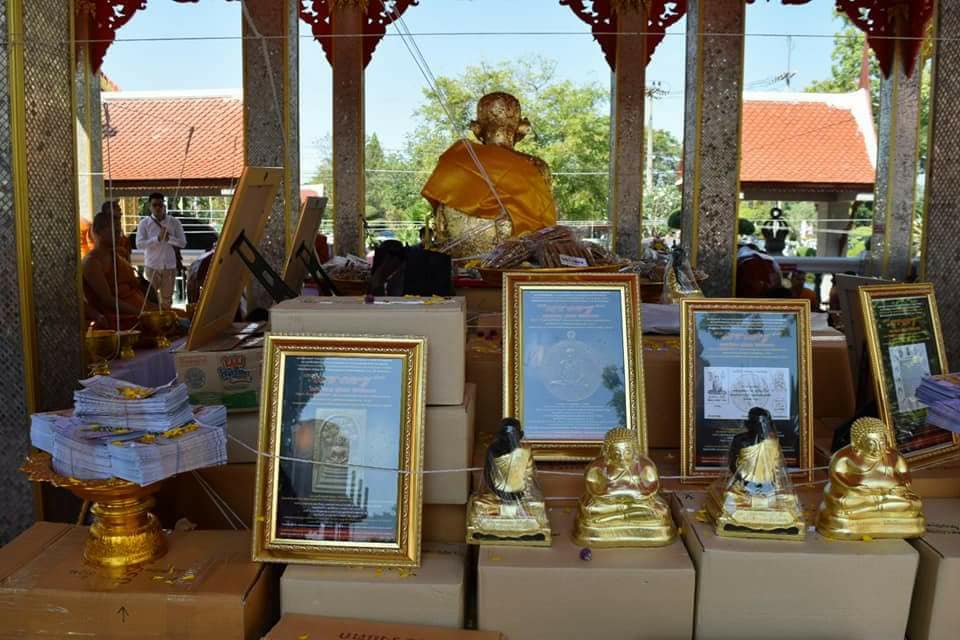 พระสมเด็จหลวงพ่อโตในวิหาร เนื้อผงชนวนมวลสารเก่าหลวงพ่อกวย รุ่นแรงครู ปี2560 หลวงพ่อกวย วัดโฆสิตาราม(วัดบ้านแค) จ.ชัยนาท ปี2563 - (ขนาด 5x7นิ้ว จีวรส้ม ด้านหน้ายันต์ครู ยันต์นะปัดตลอด ด้านหลังยันต์มงกุฎพระพุทธเจ้าหนุนดวง) ปี2563 #ปลุกเสกที่วัดโฆสิตาราม #รั