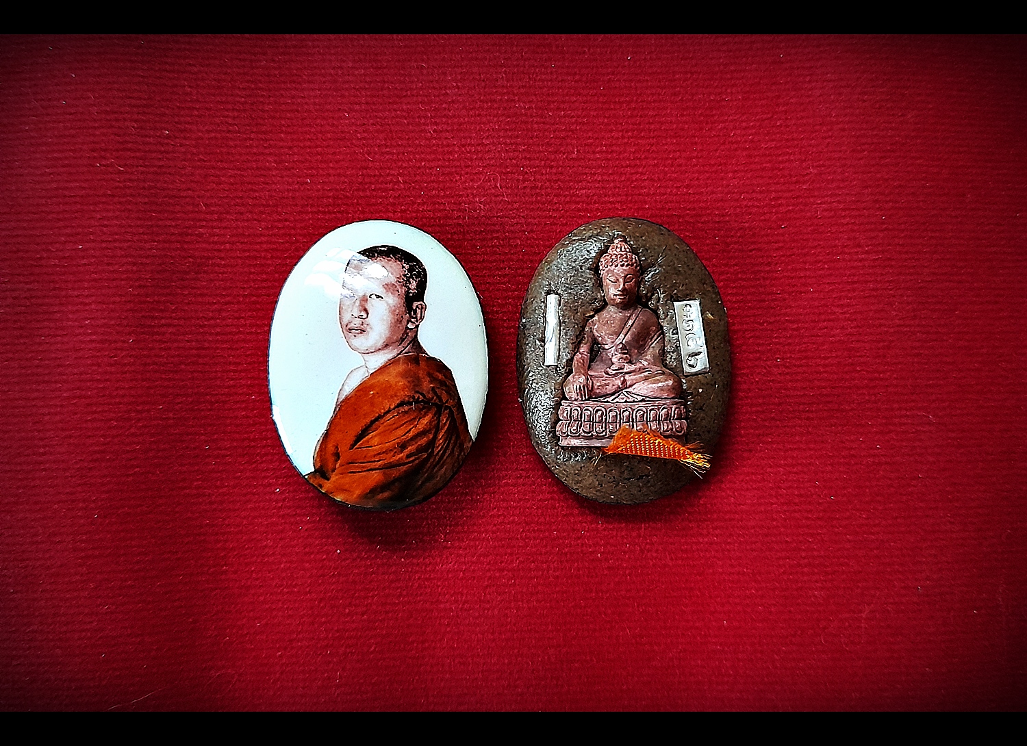 ล็อกเก็ต ฉากขาว ตอกโค็ด (หลังฝัง ผงมวลสาร/เกศา/จีวร/พระชัยวัฒน์ เนื้อสัมฤทธิ์/ตะกรุดเงิน แท้) เข้าพิธีปลุกเสกตั้งแต่สิงหาคม ปี2562-2563 (สร้าง200องค์) - หลวงพี่เก่ง วัดท่าเสา จ.สมุทรสาคร