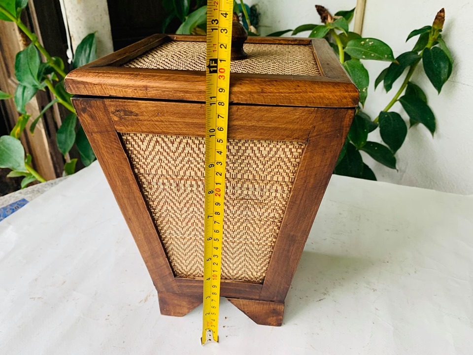 ถังเอนกประสงค์ ถังผ้า ถังขยะ (สไตล์ไทยล้านนา ถังไม้ทรงเหลี่ยม ) (ไม้สน แข็งแรง สานต้นกก) - ขนาด (เล็ก8x11นิ้ว 750฿) (ใหญ่9x12นิ้ว 950฿)