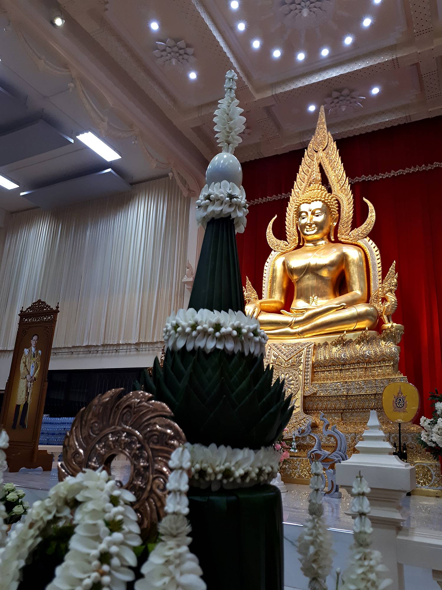 รูปหล่อ สมเด็จองค์ปฐม (พระพุทธรูป หลวงพ่อทองคำ ปางพระแก้วมรกต ทรงเครื่องพระจักรพรรดิ) (ขนาดพระบูชา หน้าตัก5นิ้ว) เนื้อโลหะทองเหลือง ปิดทองแท้ ปี2562 #รับประกันแท้ - หลวงพ่อเล็ก วัดท่าขนุน