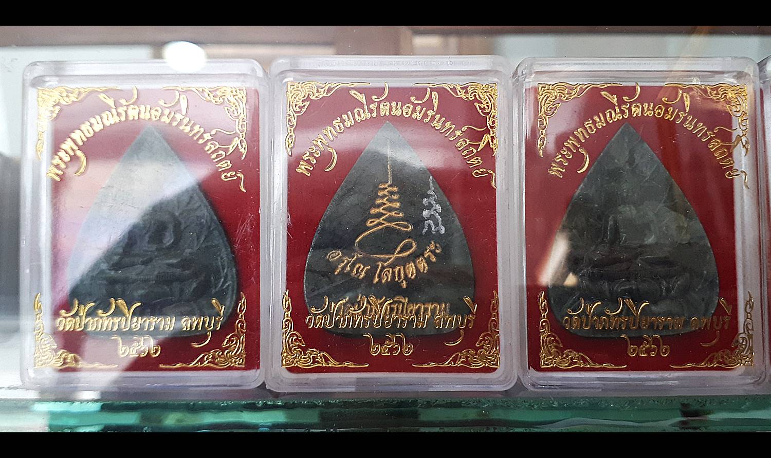 พระหยกเขียว พิมพ์ใบบัวทรงหยดน้ำอุดมสมบูรณ์ สีเขียวเหนี่ยวทรัพย์ (แกะสลักจากหยกอิตาลี ที่เหลือการแกะสลักพระประธาน) - พระอาจารย์ณริชธันร์อรุโณ (พระครูสังฆรักษ์) วัดป่าภัทรปิยาราม จ.ลพบุรี