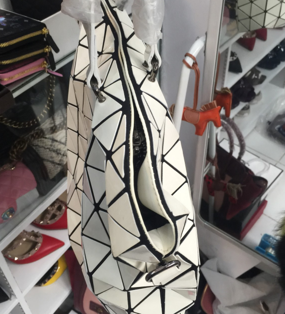 กระเป๋า issey tonneau boston bag สีขาว 14' พร้อมสายยาว