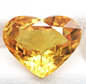 Yellow Sapphire พลอยบุษราคัม บางกะจะ จันทบุรี รูปหัวใจ หนัก 4.26 กะรัตสีเหลืองทอง สีสวย สีเปิด มองตาเปล่าสะอาดไม่เห็นตำหนิ ส่องด้วยกล้องขยาย 97%-98%