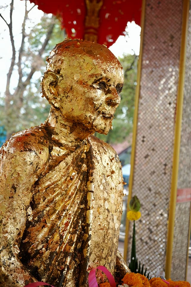 พระสมเด็จหลวงพ่อโตในวิหาร เนื้อผงชนวนมวลสารเก่าหลวงพ่อกวย รุ่นแรงครู ปี2560 หลวงพ่อกวย วัดโฆสิตาราม(วัดบ้านแค) จ.ชัยนาท ปี2563 - (ขนาด 5x7นิ้ว จีวรส้ม ด้านหน้ายันต์ครู ยันต์นะปัดตลอด ด้านหลังยันต์มงกุฎพระพุทธเจ้าหนุนดวง) ปี2563 #ปลุกเสกที่วัดโฆสิตาราม #รั