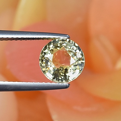 Unheated Sapphire พลอยเนื้อแข็งไม่ผ่านความร้อน พลอยดิบ รูปกลม น้ำหนัก 2.56 กะรัต สีเหลืองหวานสวย โทนสีพาสเทล Pastale ความสะอาดมองด้วยตาเปล่าสะอาด