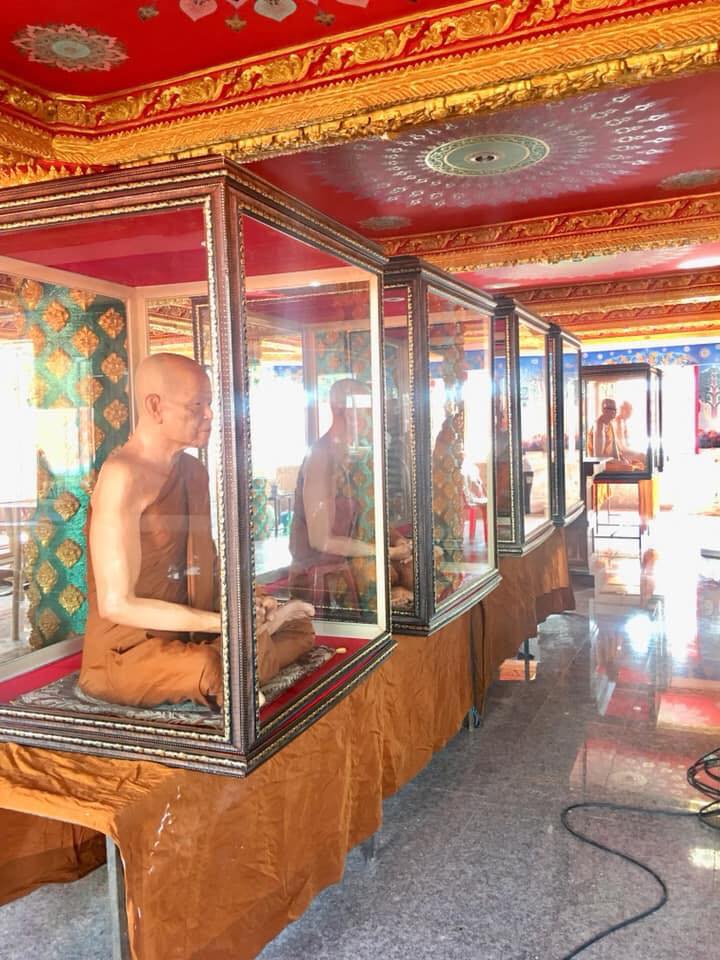 ตู้กระจก ตู้ครอบพระ ตู้ใส่พระ ขนาดใหญ่ (งานสั่งทำ) (ขายปลีก ขายส่ง) (พระ องค์ขนาดใหญ่ 30นิ้ว) (ตู้ขนาด สูง50นิ้ว กว้าง38นิ้ว))