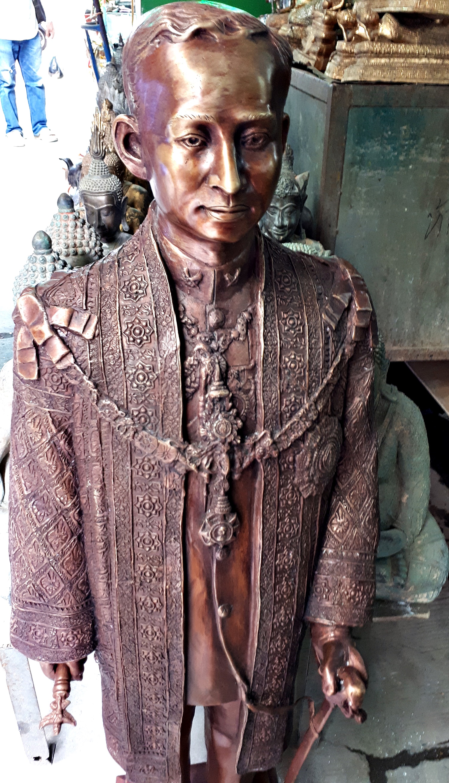 รูปหล่อ ในหลวง ราชกาลที่ 9 (พระบาทสมเด็จพระปรมินทรมหาภูมิพลอดุลยเดช ร.9 ) เนื้อทองเหลือง ขนาดใหญ่