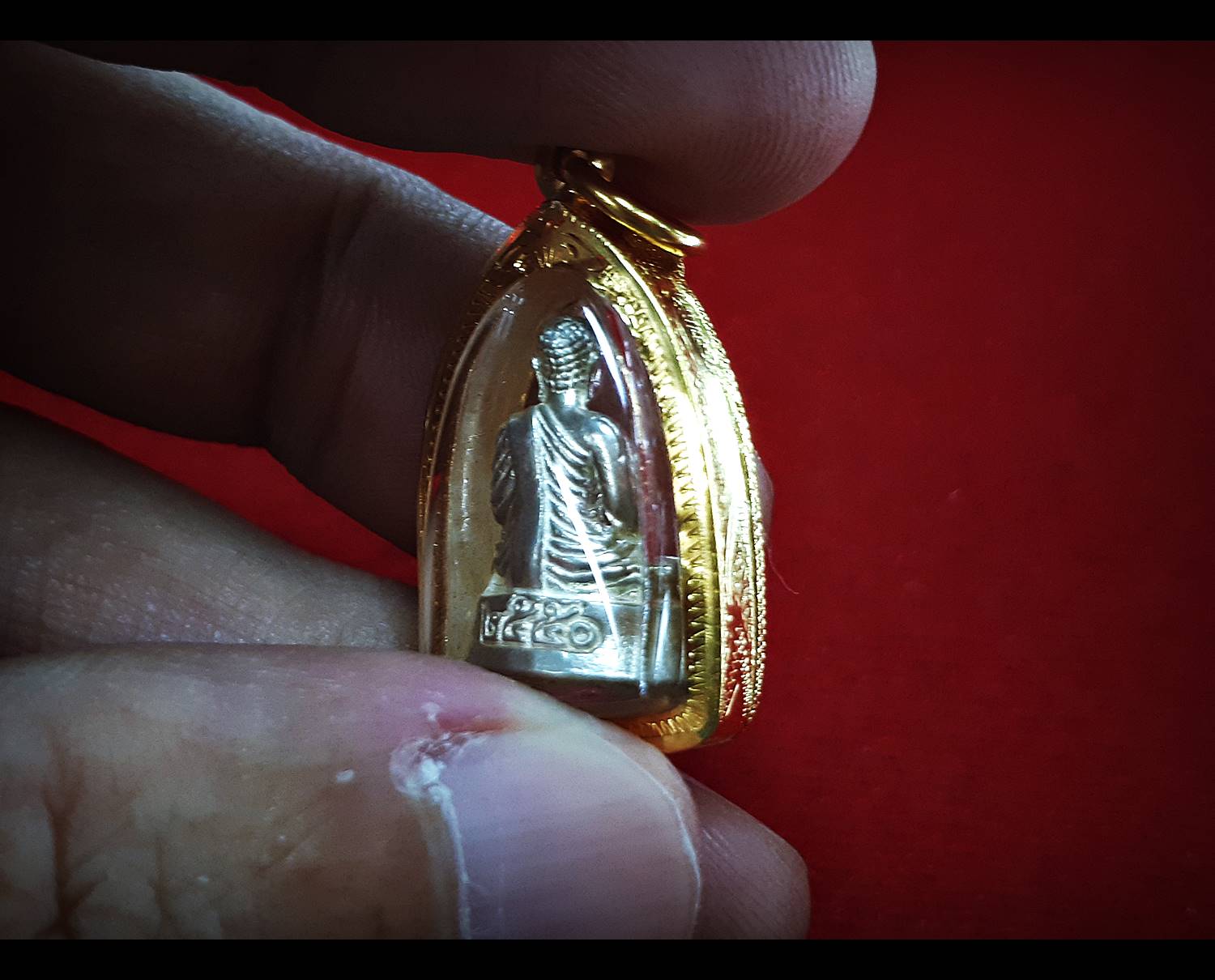 รูปหล่อ พระปัจเจกพระพุทธเจ้า เนื้อเงินแท้ รุ่นแรก ปี2550 (ขนาด ห้อยคอ ลอยองค์ 1ซม เลี่ยมกันน้ำ พร้อมกรอบทองคำแท้ ) - หลวงพ่อเล็ก วัดท่าขนุน