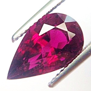Rubellite พลอยรูเบลไลท์ รูปหยดน้ำ หนัก 3.94 กะรัต สีบานเย็นเข้ม เกือบแดง ความสะอาดมองตาเปล่าสะอาด 99% ไฟดีมากค่ะ เจียระไนสวย รูปร่างสวย