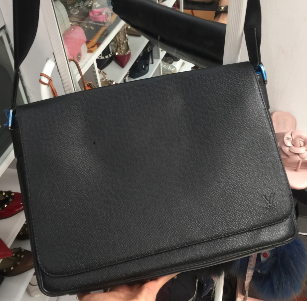 กระเป๋า lv roman taiga men messenger bag สีดำ