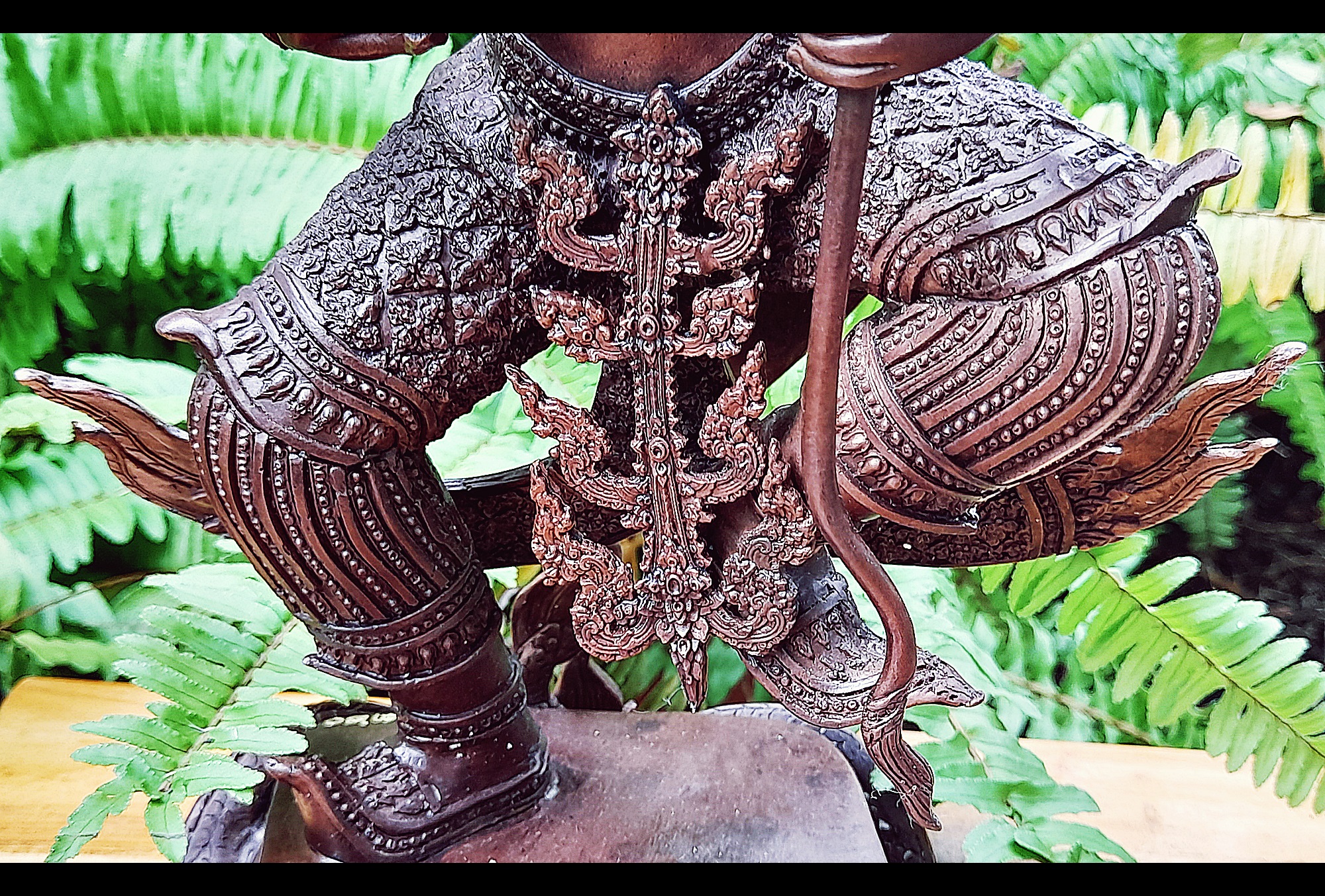 รูปหล่อ ท้าววิรูปักษ์ (อาวุธประจำกาย คันศรพญานาค+สังวารพญานาค ) ยืนประทับพญานาค (ผู้ปกครองและเป็นใหญ่ในเหล่าพญานาค มีบริวารเป็นเหล่าพญานาค) - (เทวดาระดับสูงชั้นจาตุมหาราชิกา มีตำแหน่งเป็น1ใน4 ของท้าวมหาราช) เนื้อทองเหลือง ผิวน้ำตาลเข้ม (ขนาดใหญ่ตั้งบูชา ส