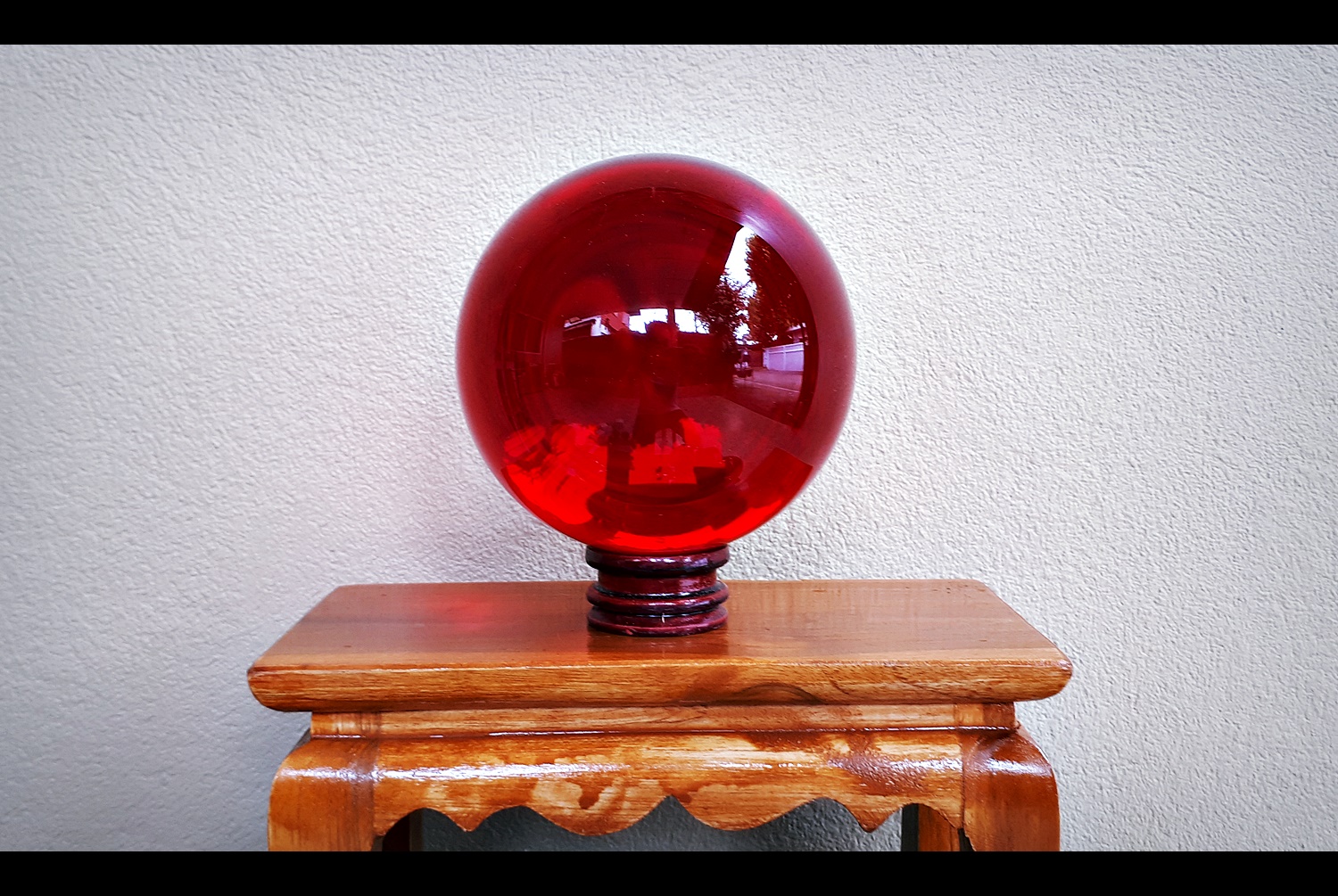 ลูกแก้ว 9 สี สีแดง สีเหลือง สีส้ม สีเขียว สีน้ำเงิน สีม่วง สีชมพู่ สีฟ้า สีดำ ขนาด 4 นิ้ว (11 ซม.) พร้อมฐานตั้งรองวาง