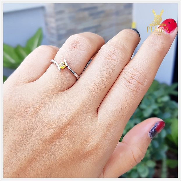 แหวนบุษราคัมแท้ สีเหลืองทองสวยใสไฟดี เงินแท้ ชุบทองคำขาว แหวนพลอยแท้