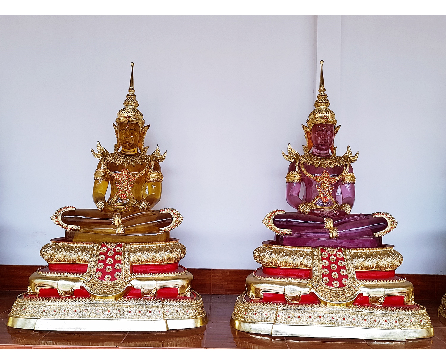 พระแก้วมรกต ปางพระจักรพรรดิ์ สีประจำวันเกิด7สี (ขนาดใหญ่) - (สีแดง สีเหลือง สีชมพู สีเขียว สีส้ม สีฟ้า สีม่วง)