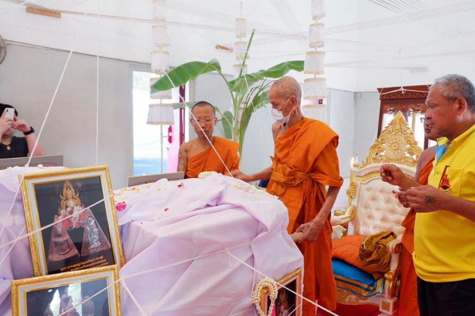 พระนางพญา(มนต์พระกาฬ) หลังพระสีวลี ปัดผงเงิน เนื้อผง ปี2562