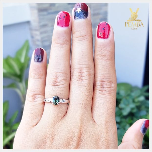 แหวนเขียวส่องแท้ สีเขียวใสไฟดี เงินแท้ ชุบทองคำขาว แหวนพลอยแท้