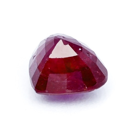 Natural Ruby (Unheated) พลอยทับทิมดิบ ไม่ผ่านการอบหรือการเผา รูปหัวใจ หนัก 1.78 กะรัต สีแดง หวานสวย ความสะอาดมีตำหนิภายในเม็ด มองตาเปล่าแตกหน้าเนียน