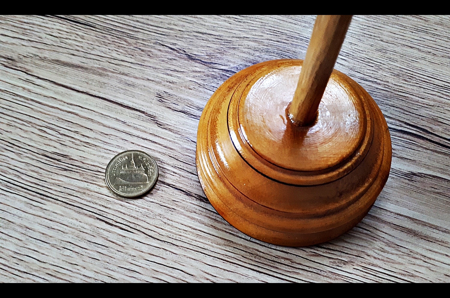 เสาธง ขนาดตั้งโต๊ะ (สูง12นิ้ว ฐาน8ซม) ตัวเสาไม้สัก ฐานไม้ขนุน - (ขายปลีก ขายส่ง)