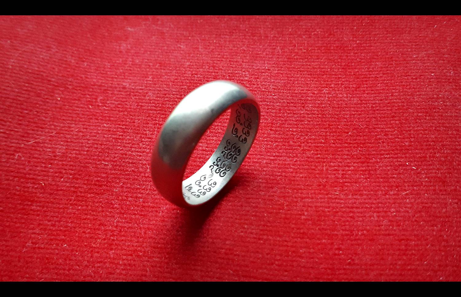 แหวน เสน่ห์มอญ (รุ่นเสือซ่อนเล็บ) เนื้อซิลเวอร์พลัส (ขนาดเส้นผ่าศูนย์กลาง 2ซม) ปี2558 #รับประกันแท้ - พระอาจารย์หนุ่ม (สมัย วัดบางแวก)